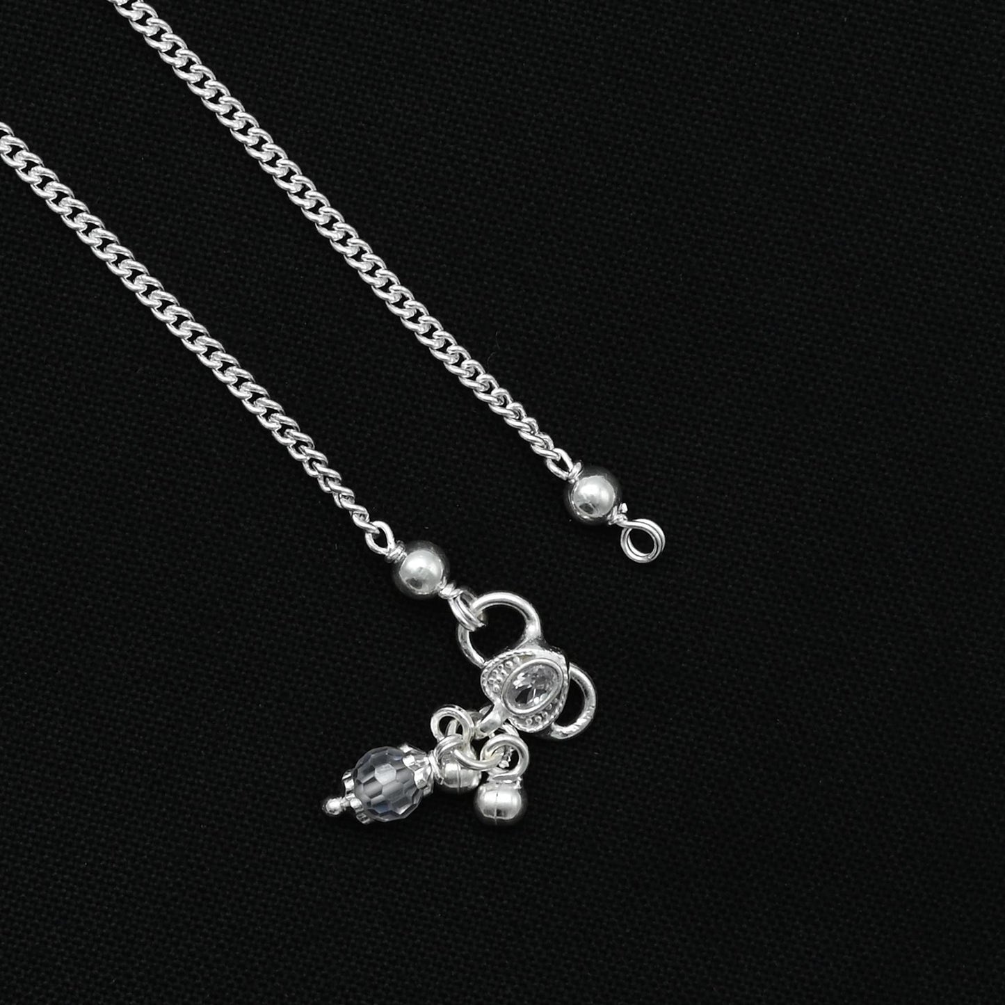 Silver anklets with a fashionable design, ideal for everyday use