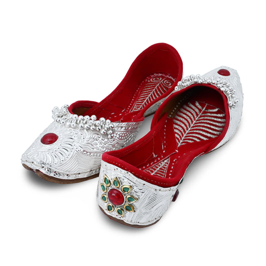 Flower pattern silver jutti featuring a red stone accent