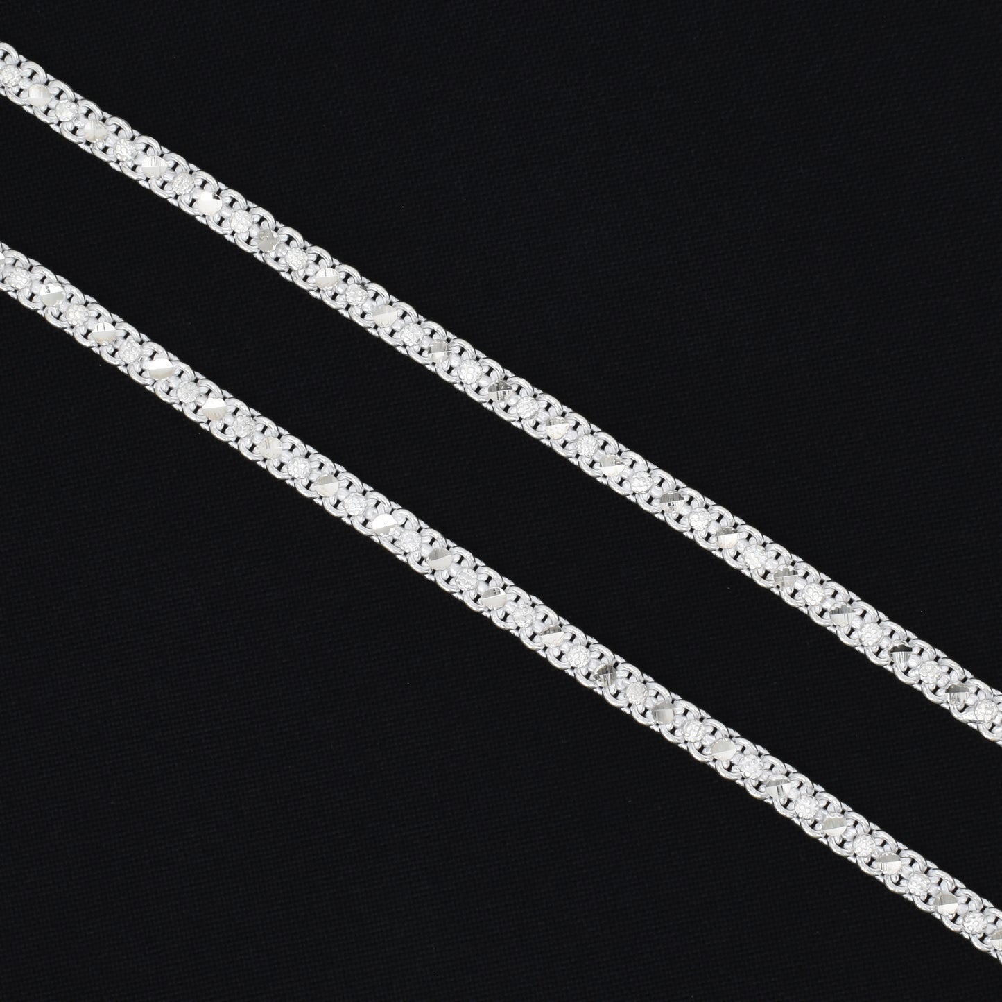 Stylish silver chain payal, offering a blend of sophistication and timeless beauty.