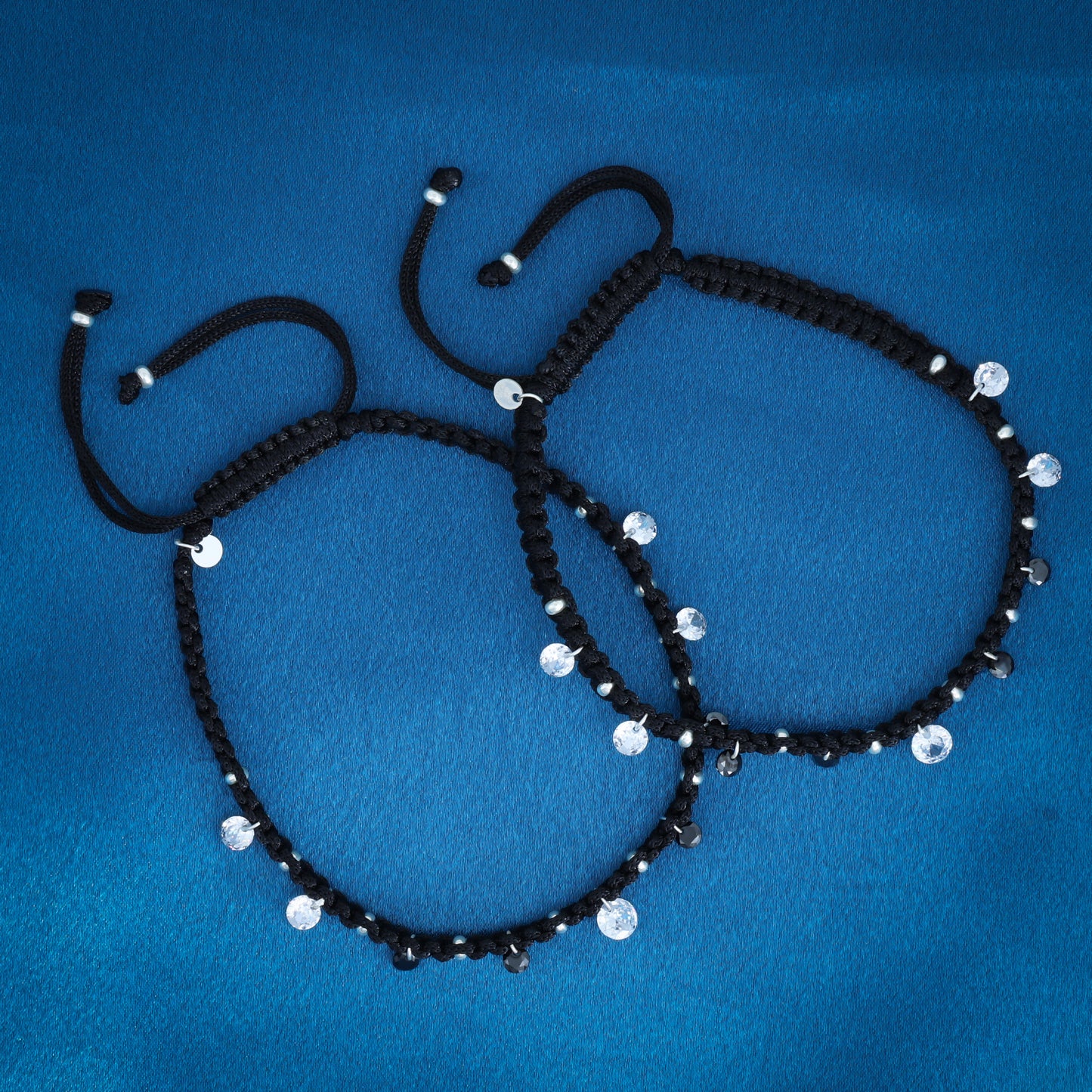 Stylish silver payal embellished with round American diamonds along the chain