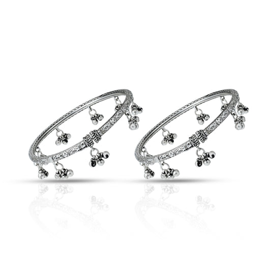 Elegant oxidized silver kada payal adorned with ghungroos, perfect for traditional wear.