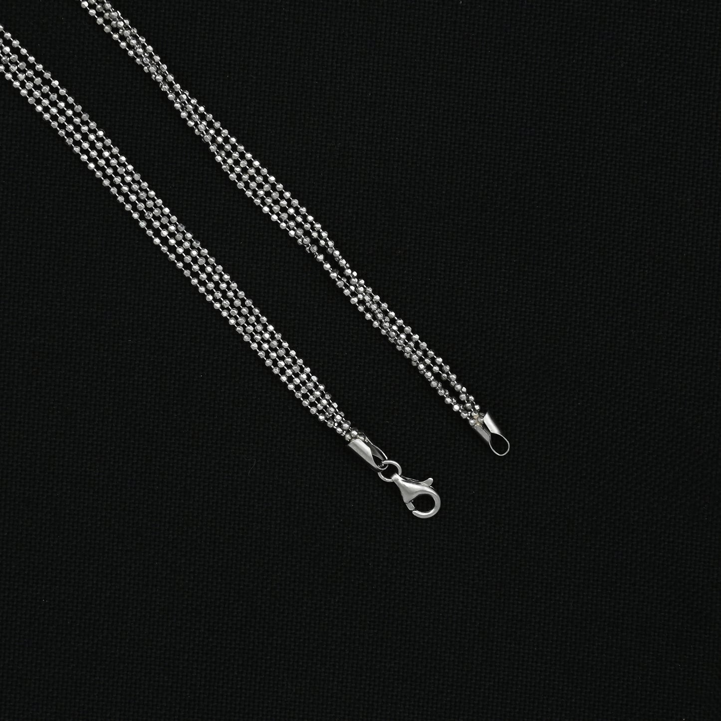 Stylish girls' chain featuring a majestic silver appearance