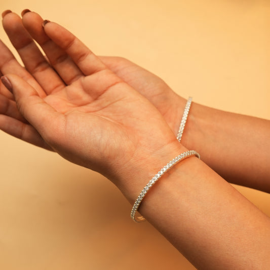 Bangle Simple, Lightweight Elegance