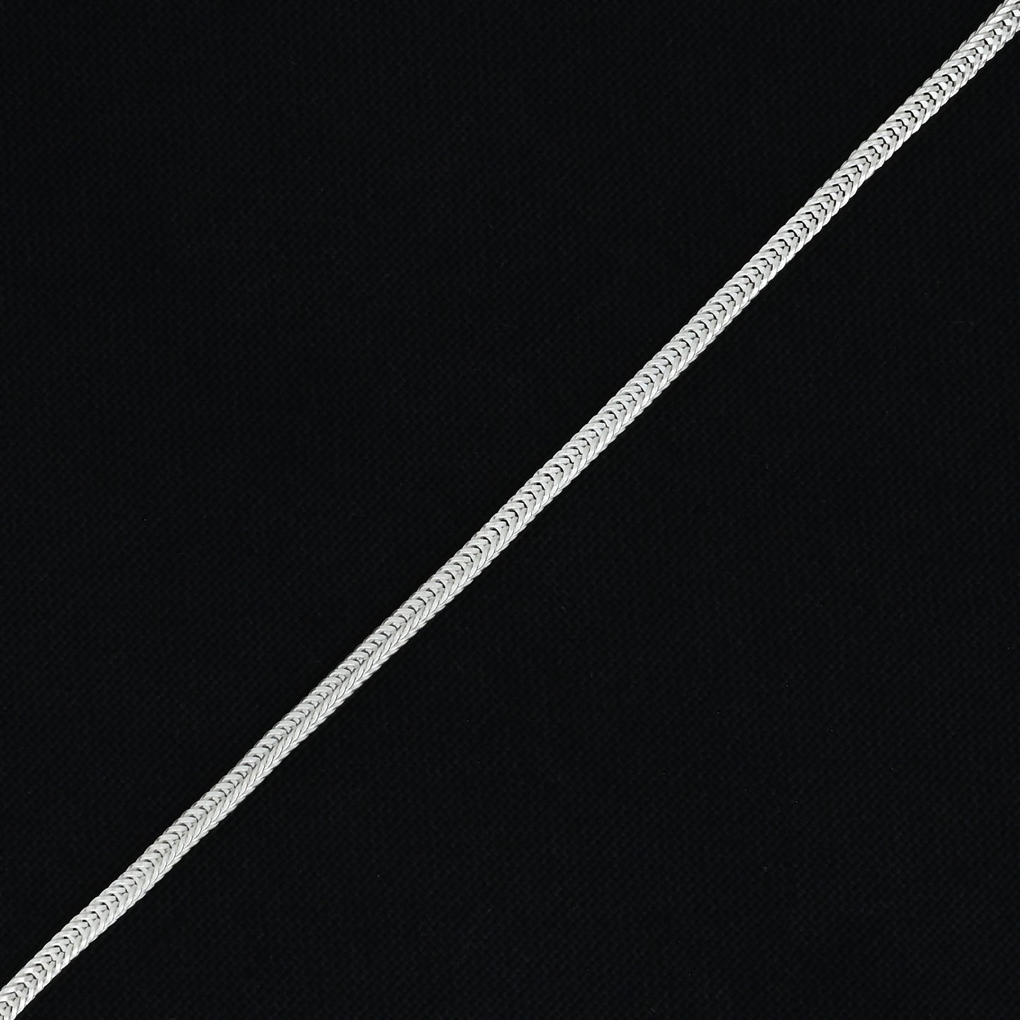 Trendy silver bracelet for boys with a distinctive snack skin design