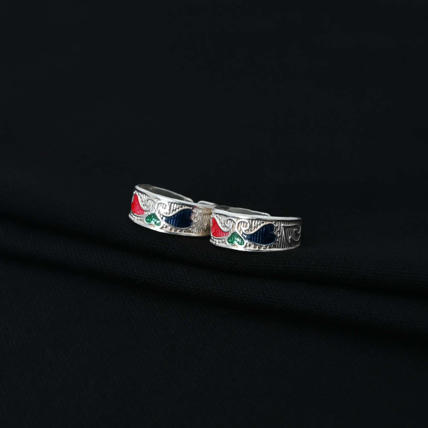 Stylish silver Bichhiya with a delicate heart-shaped flower motif, ideal for girls