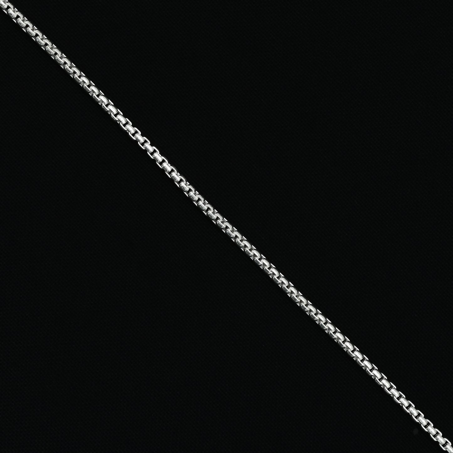 Elegant men's silver bracelet with a minimalistic chain design