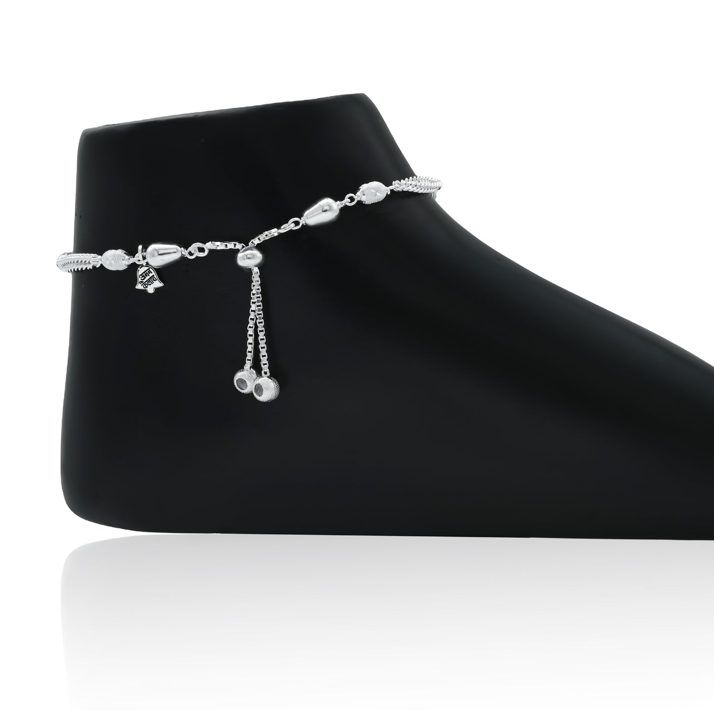 Chic anklet in sterling silver with a decorative shell design and black bead accents