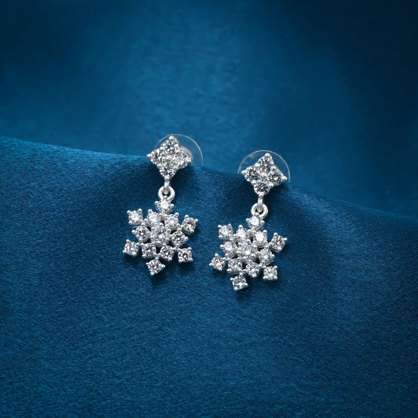 Charming snowflake drop earrings in silver, embellished with shiny stones