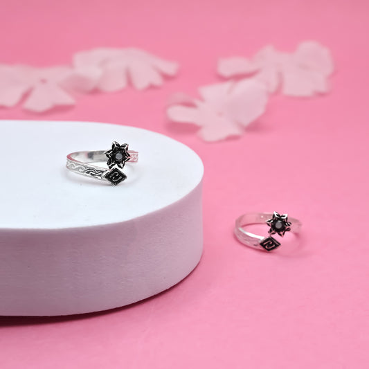 Black-Detail Flower Bud Silver Toe Ring.