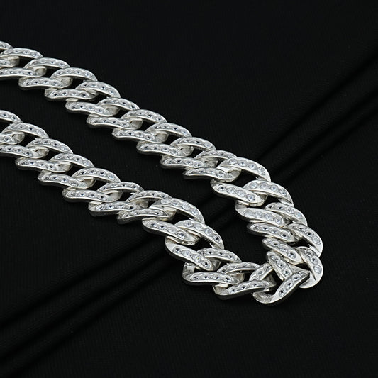 Stylish thick Cuban chain in silver for a contemporary look