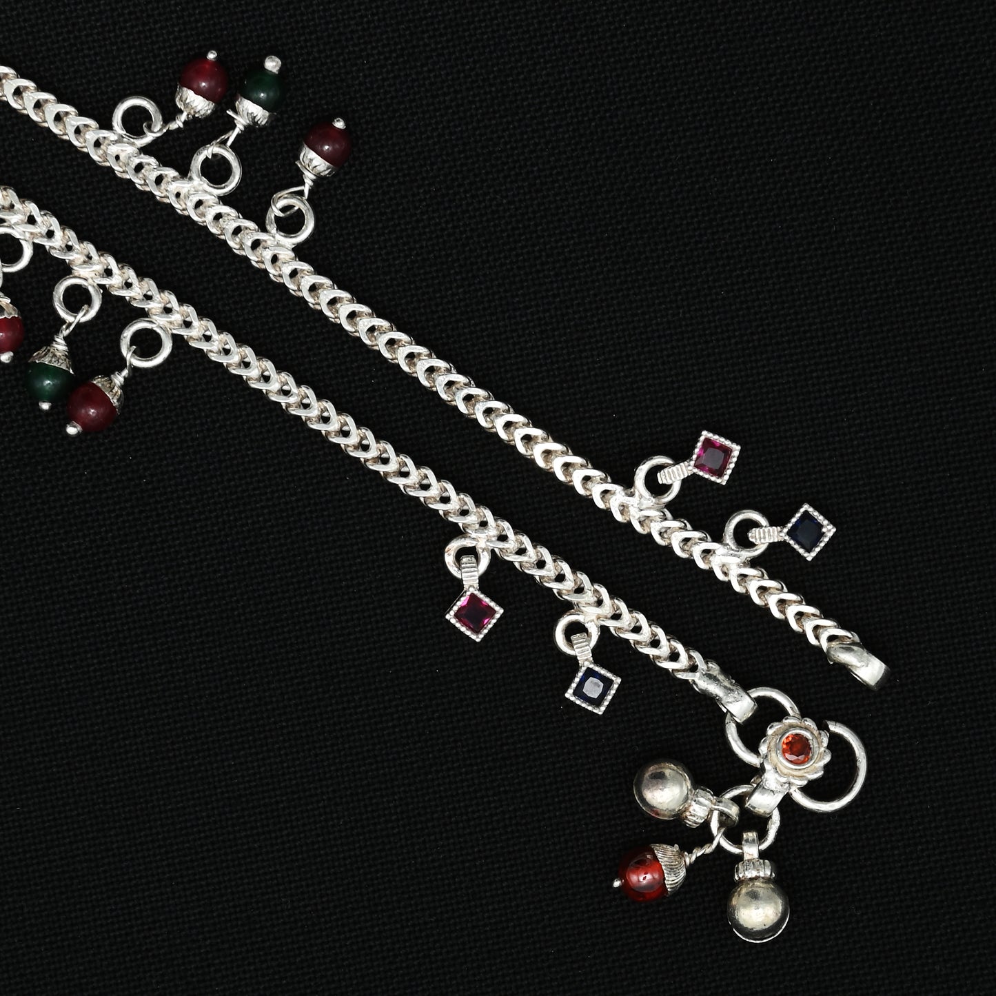 Charming silver anklet with a delirious drop-shaped motif