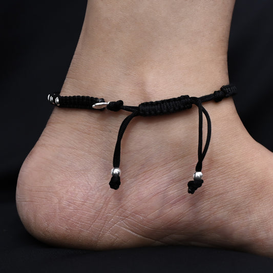 Charming silver anklet with a central ice crystal design and silver beads, perfect for a delicate and stylish accessory