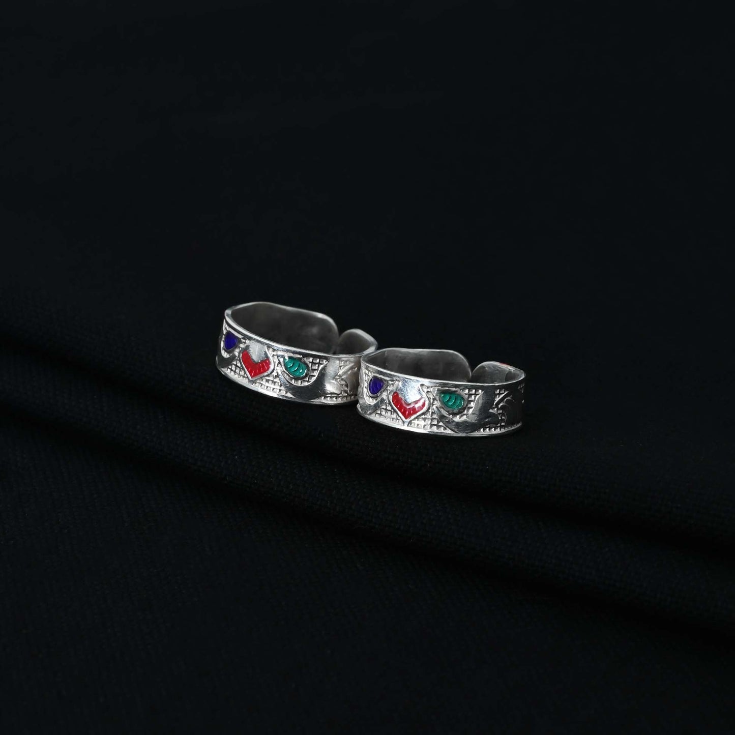 Stylish silver Bichhiya adorned with a colorful half-flower pattern, ideal for girls