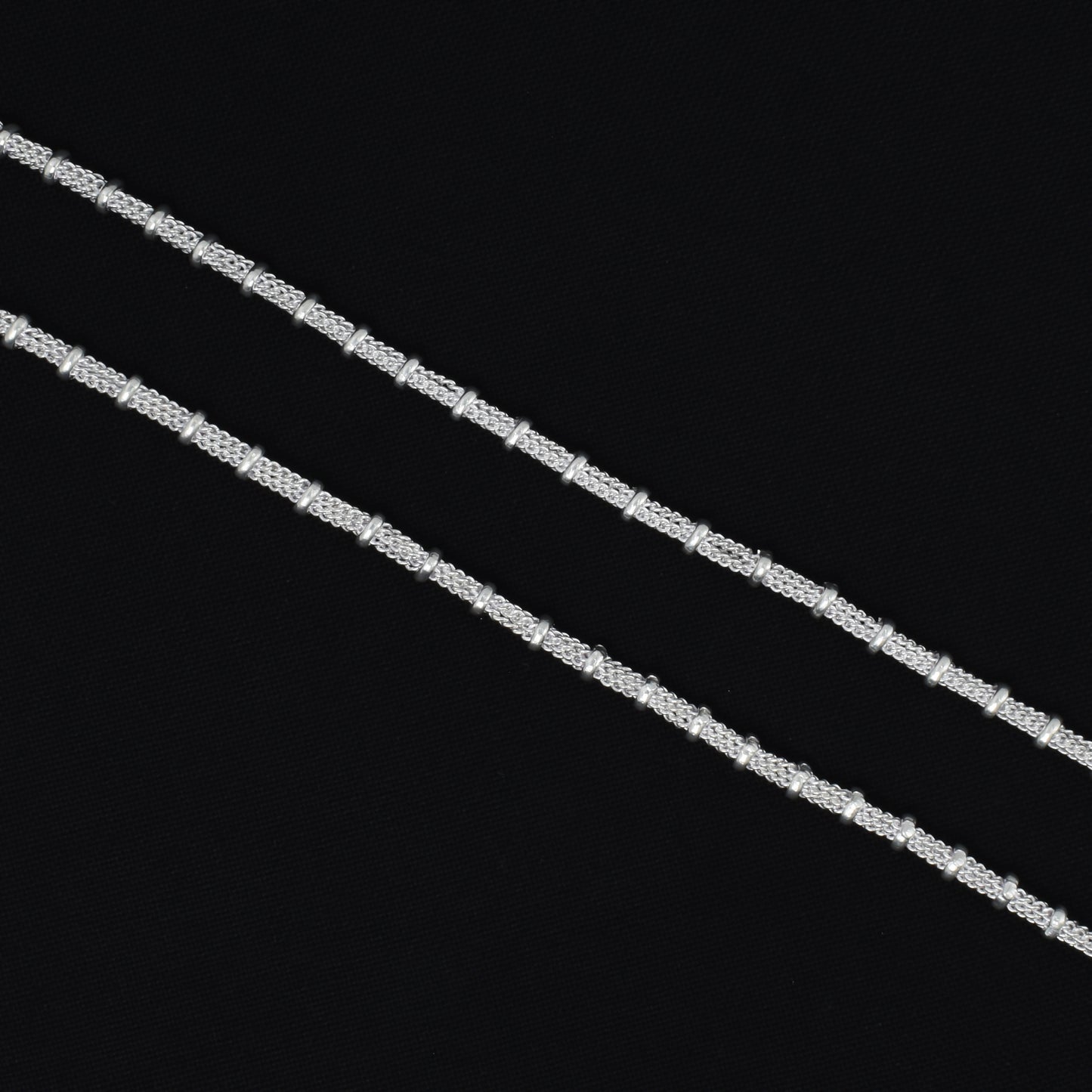 Distinctive silver payal with an innovative design for a fashionable touch