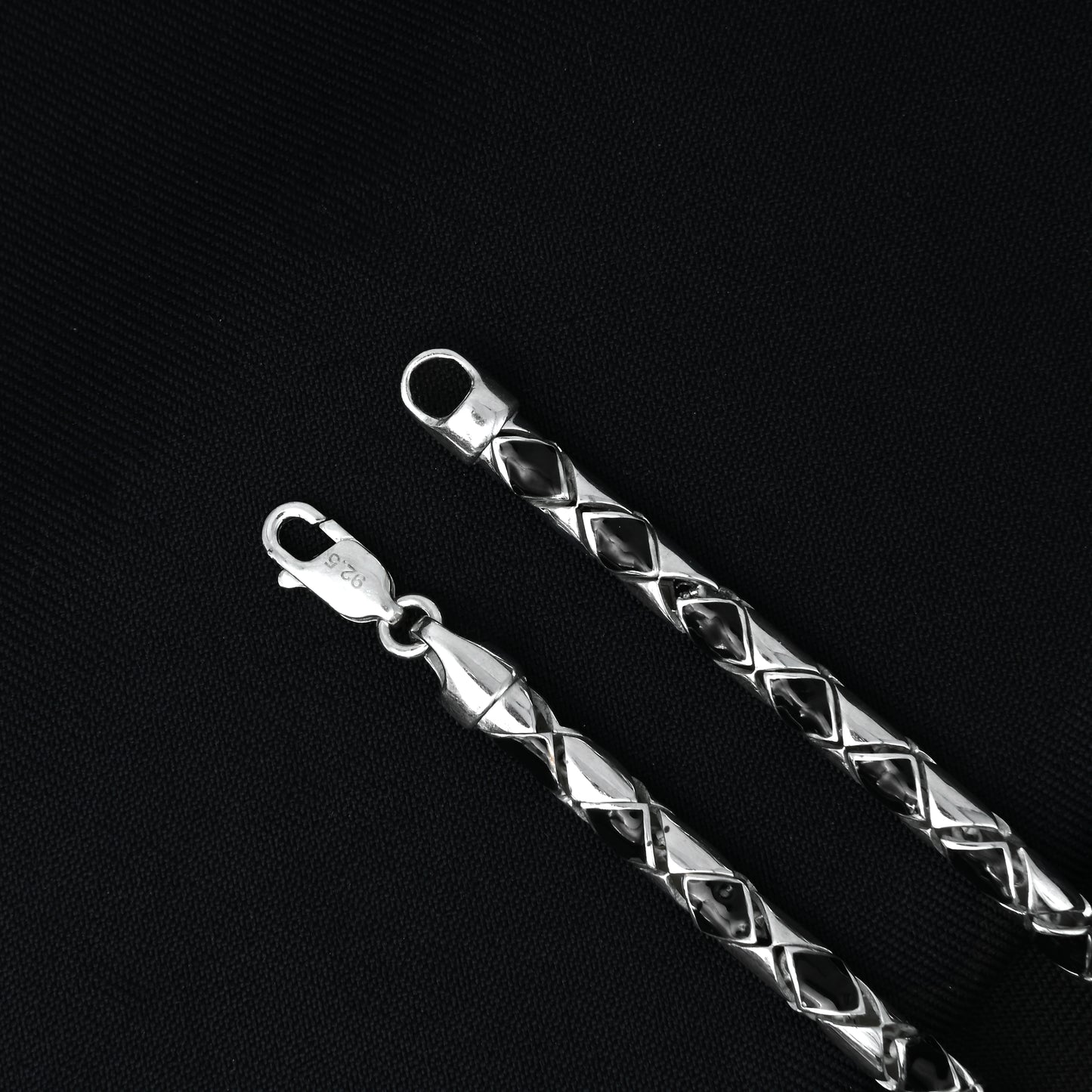 Trendy textured silver chain for boys.