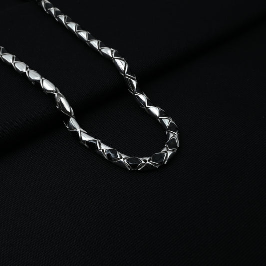 Stylish textured silver chain designed for boys.