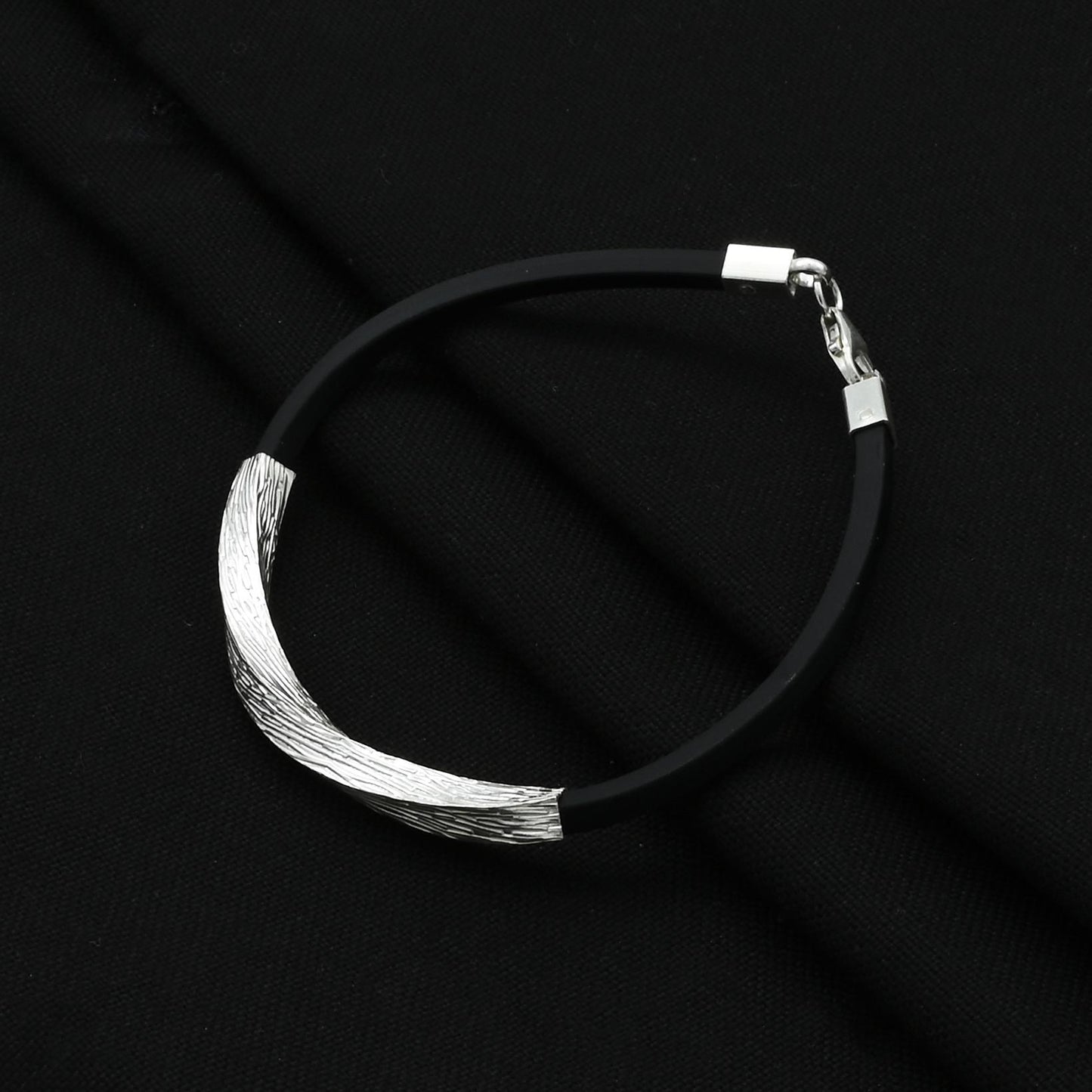 Trendy silver bracelet with a precious 3D scratch detail for added sophistication