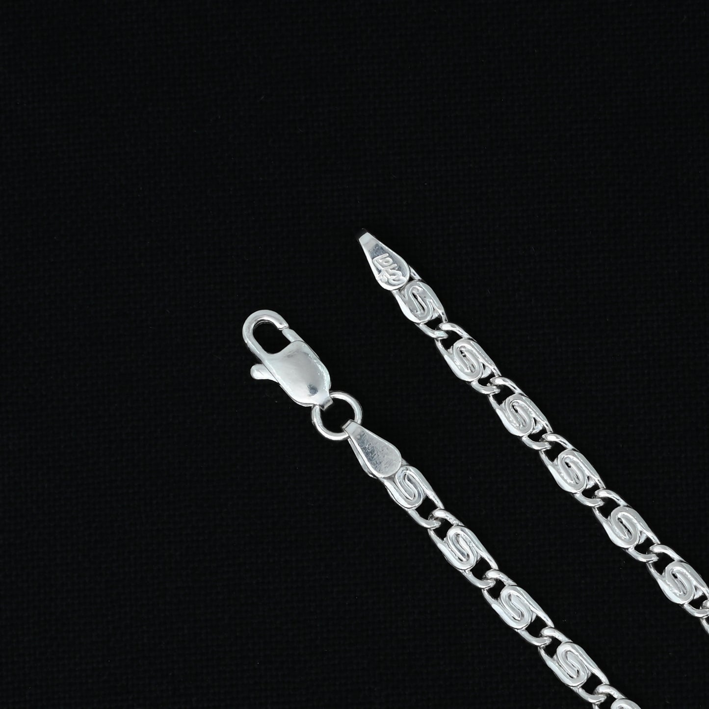 Elegant silver chain for boys with a sleek connecting design