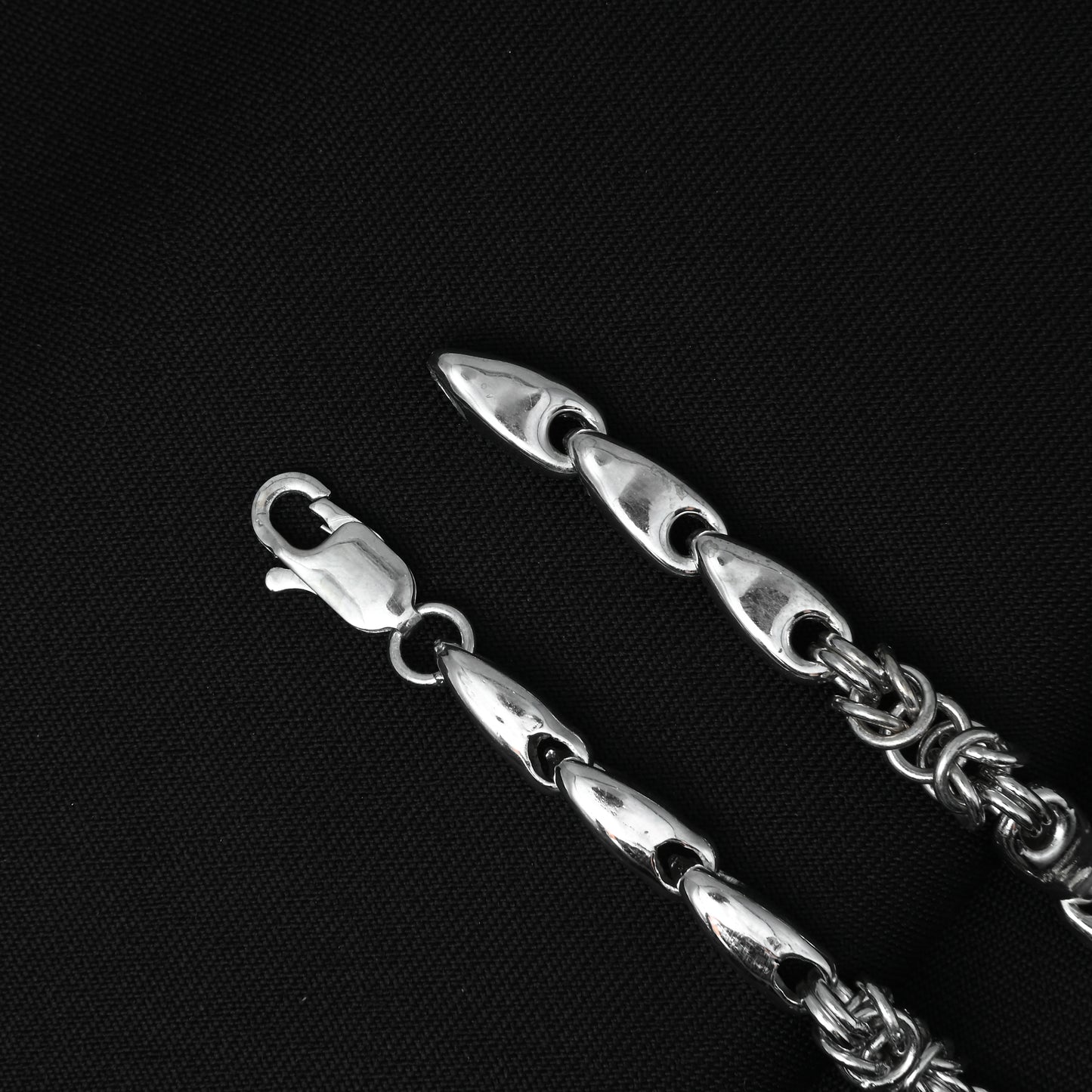 Trendy knot design link chain for boys.