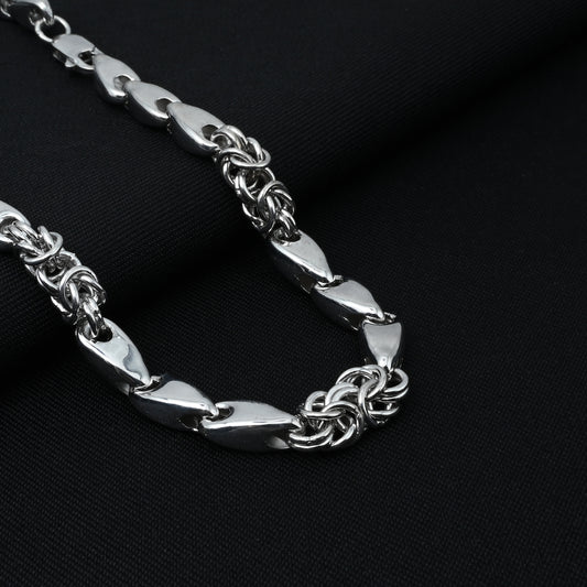 Stylish link chain with knot design for boys.