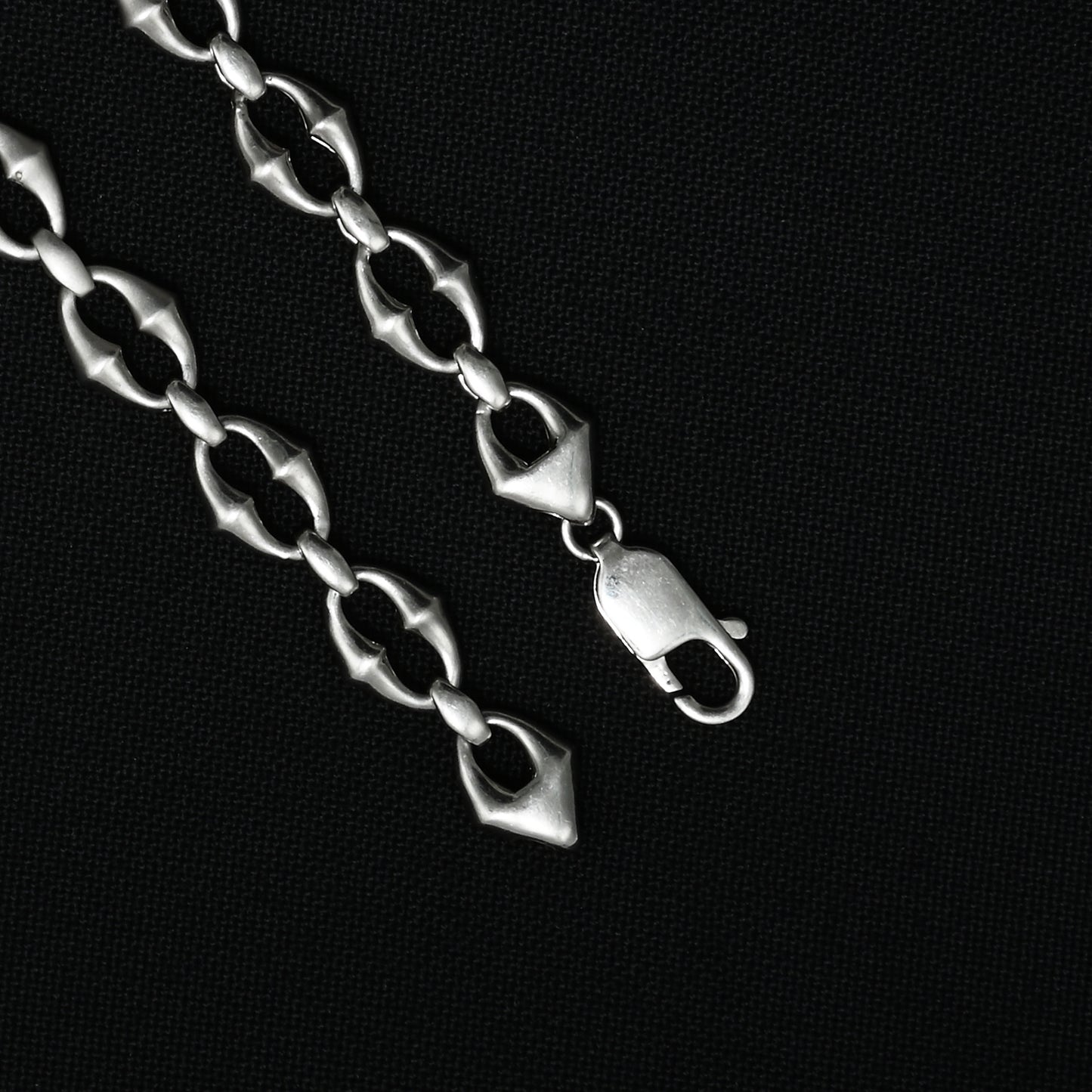 Stylish boys' chain made of silver with a radiant, shiny link design