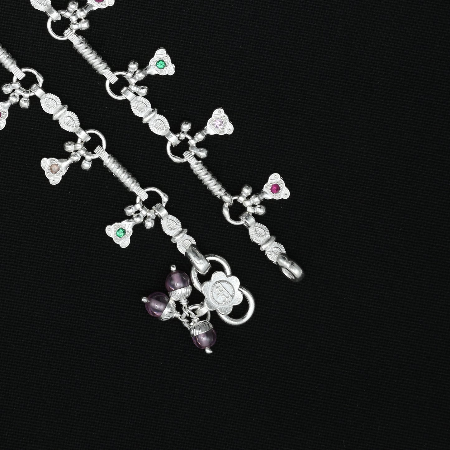 Silver anklet adorned with a gorgeous treasure pattern for a luxurious look