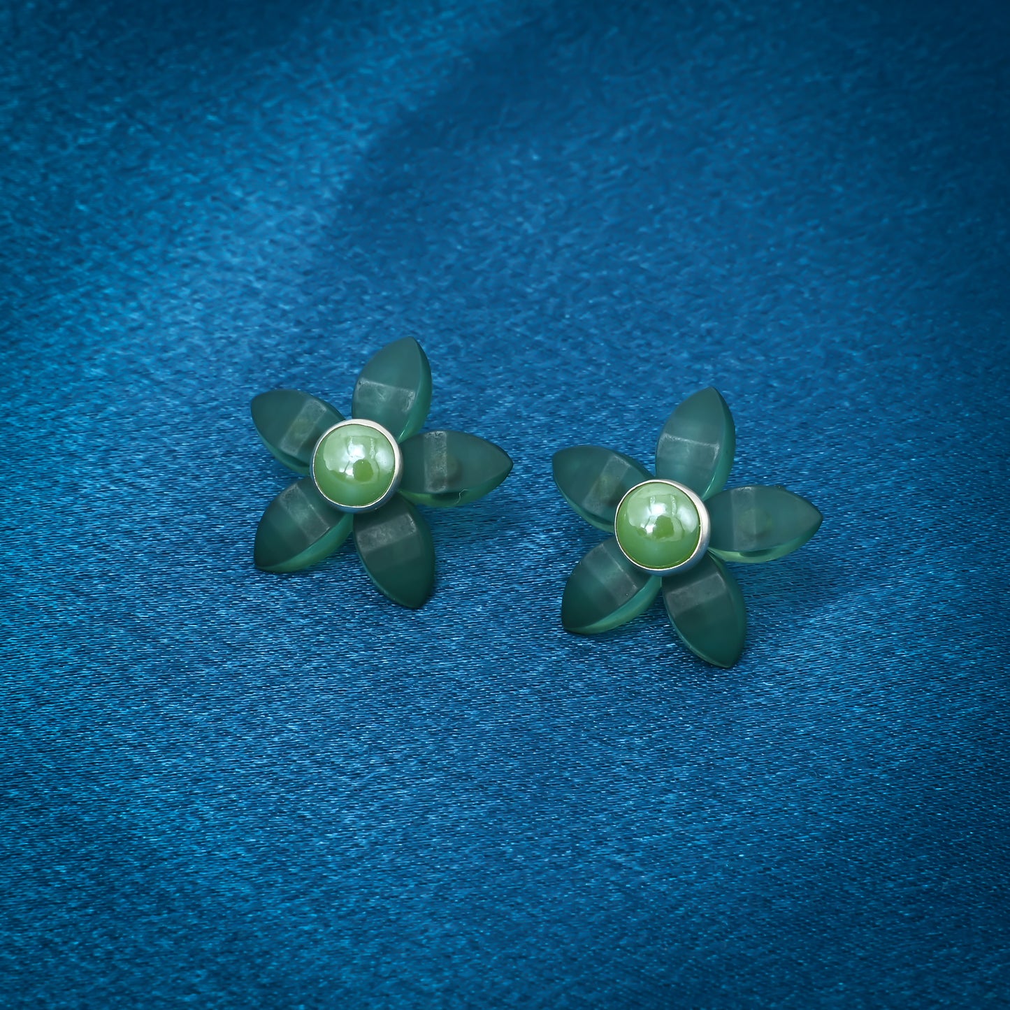 Charming green flower-shaped stud earrings with pearl center in sterling silver
