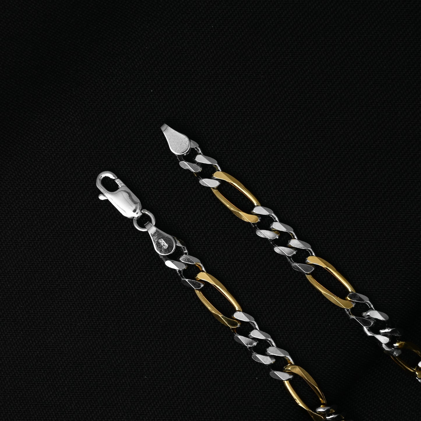 Trendy gold-plated silver chain with interlocked design.