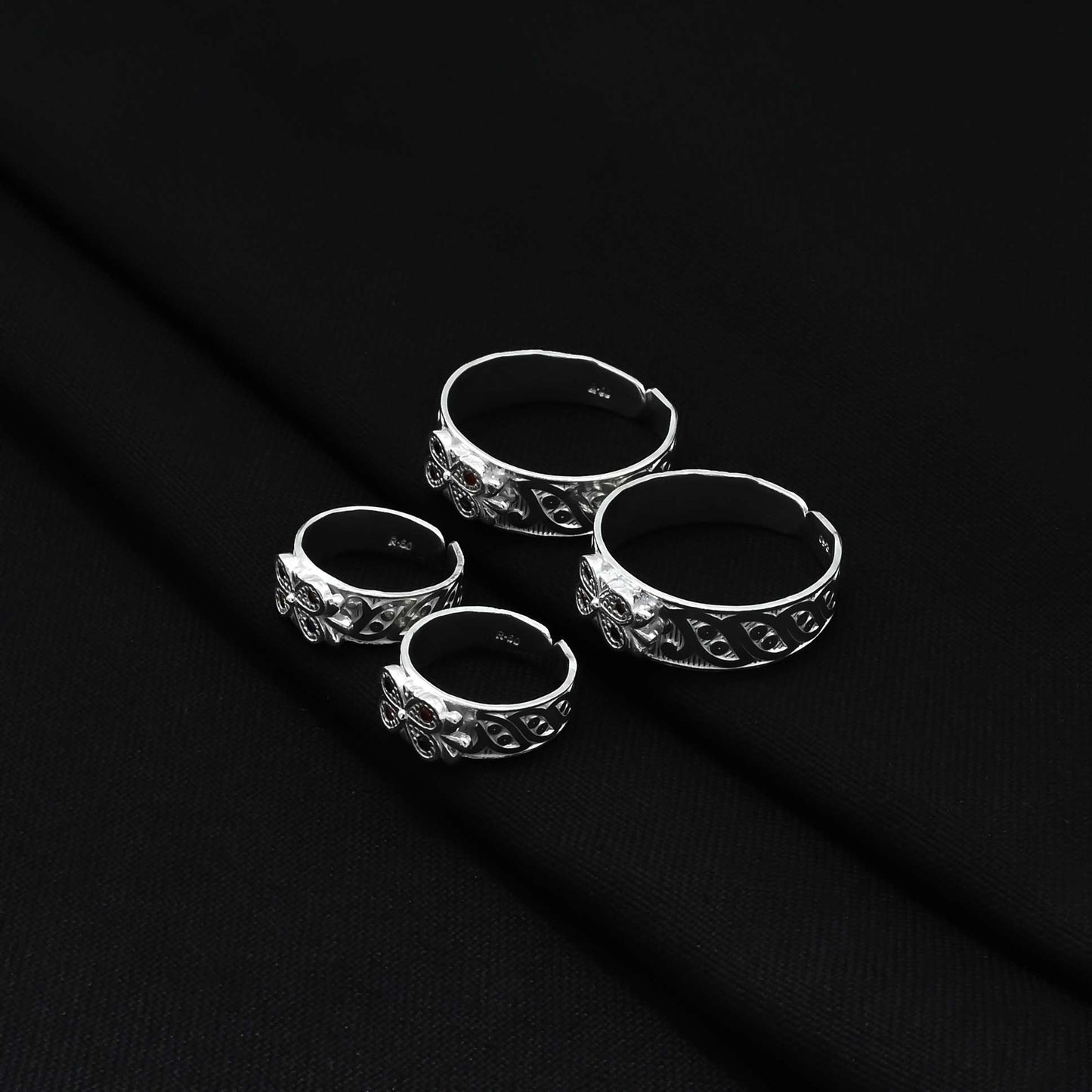 Stylish silver Bichhiya adorned with a simple flower design, ideal for feminine wear