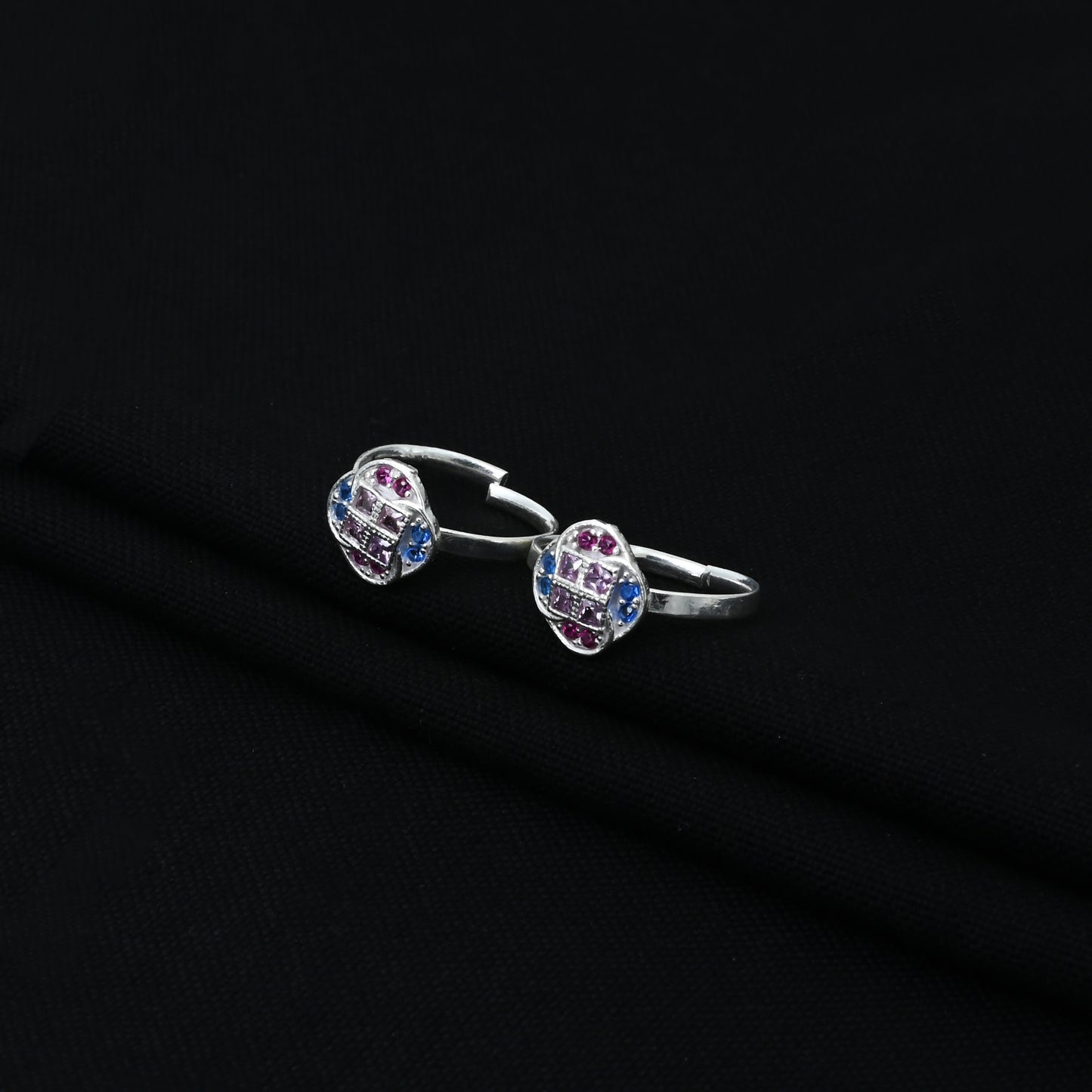 Stylish silver Bichhiya with a beautiful flower design and vibrant purple and blue gemstones