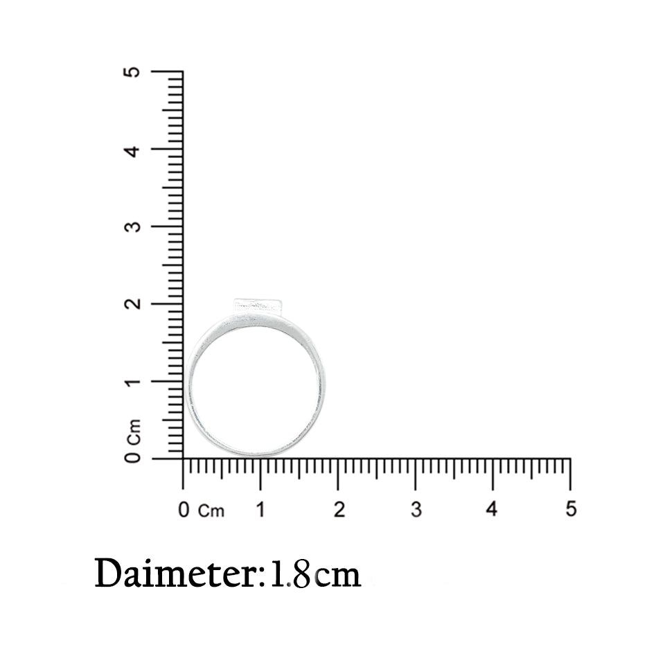 Elegant silver ring for boys with a striking green gemstone, designed for a trendy and refined look.