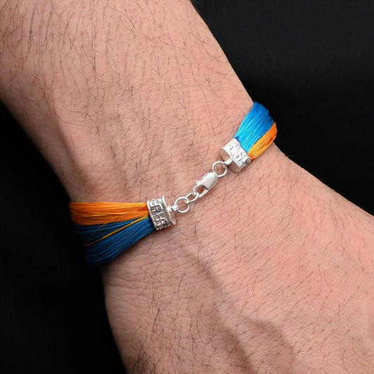 Timeless silver moli bracelet with a striking blue and yellow pattern for a unique style