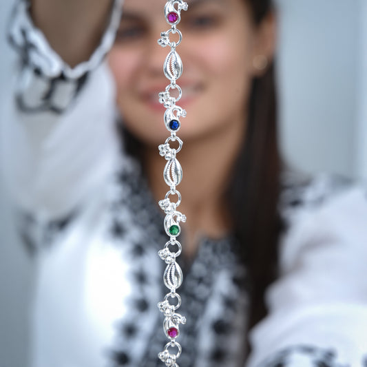 Fish Bud Detailing with Modern Chain Link