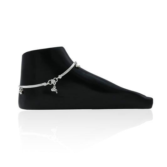 Charming silver anklet with a central plant design and ghunghroos, perfect for adding a fresh and traditional touch