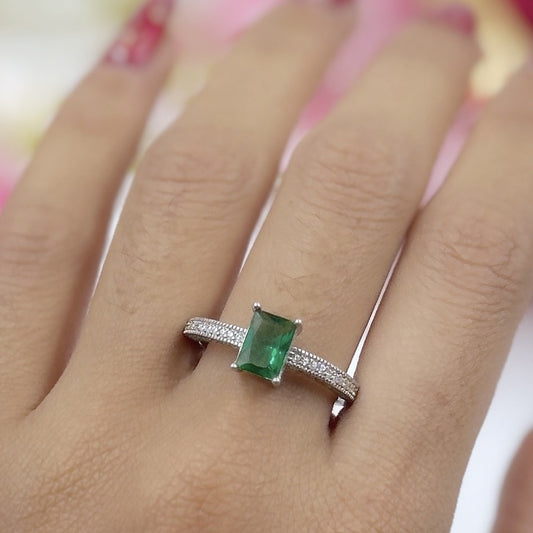 Modern Silver Ring with Green Gemstone – A Touch of Luxury