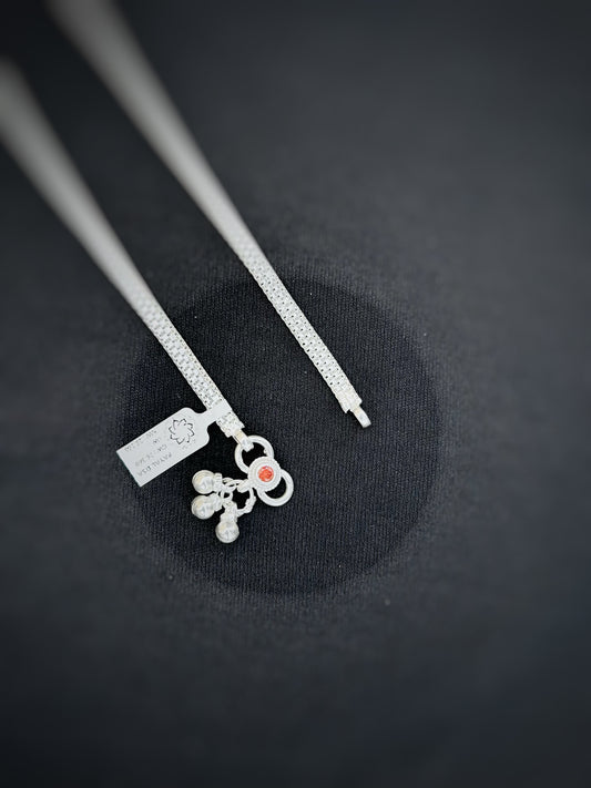 Elegant plain silver payal with a minimalist and modern style.