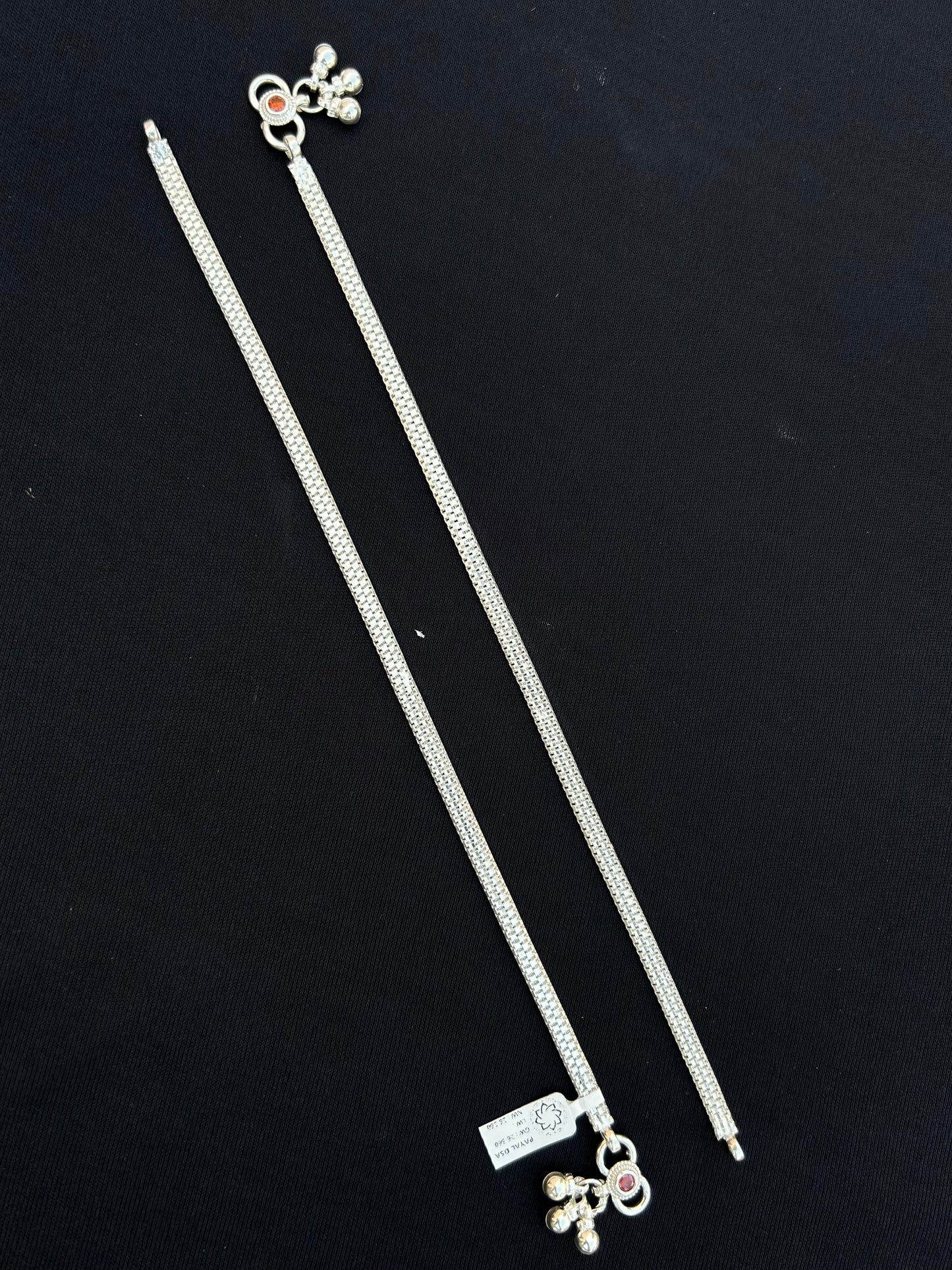 Simple yet stylish plain silver payal with a contemporary edge.