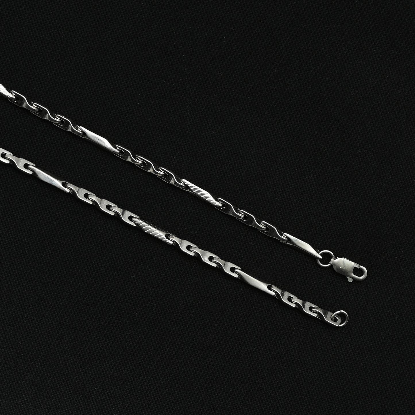 Stylish silver chain featuring a twisted treasure pattern