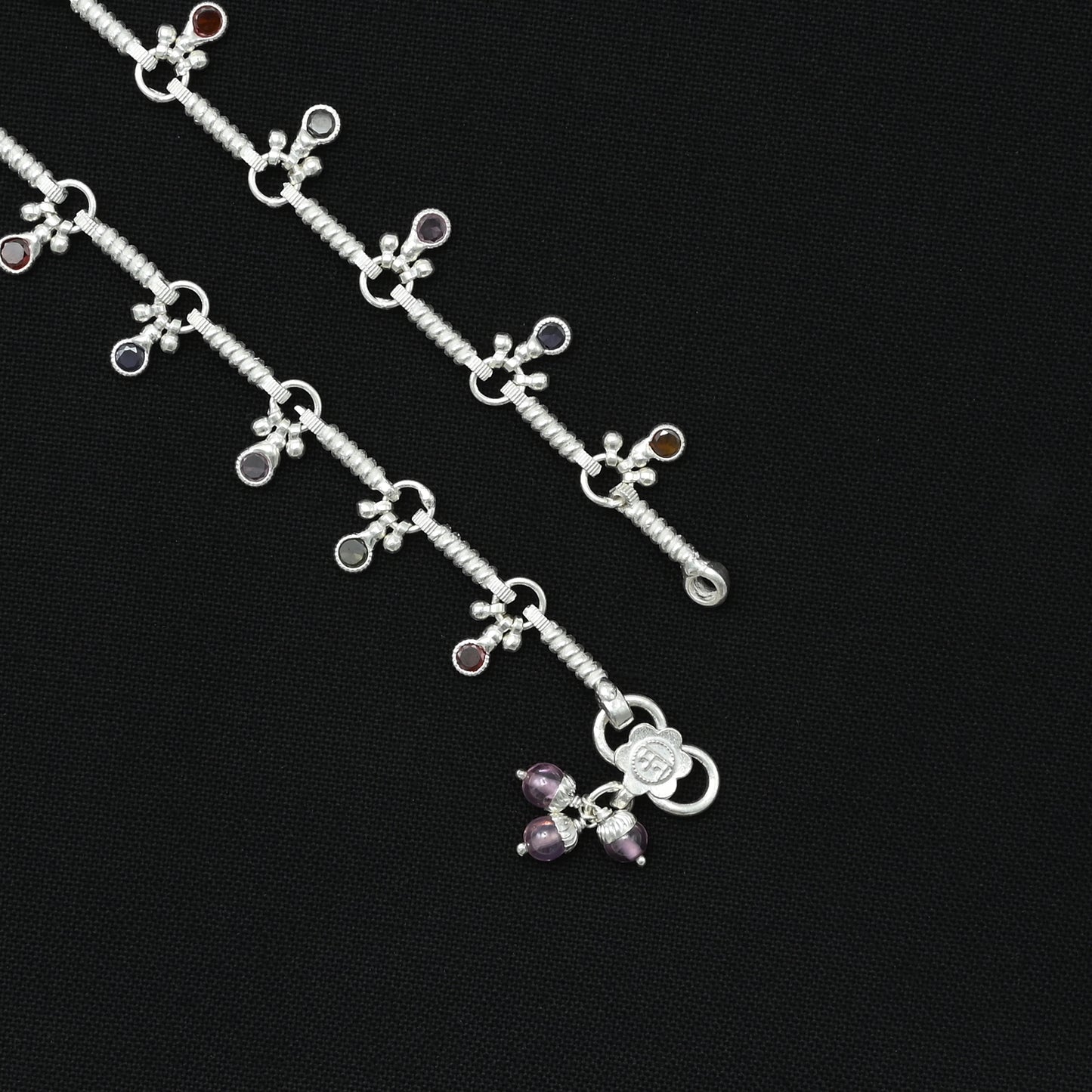 Beautiful silver anklet with a unique design of colorful beads, ideal for a trendy and cheerful accessory