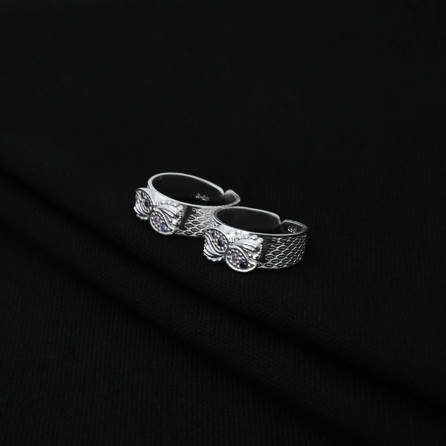 Stylish silver Bichhiya adorned with a delicate leaf design and a beautiful purple gem