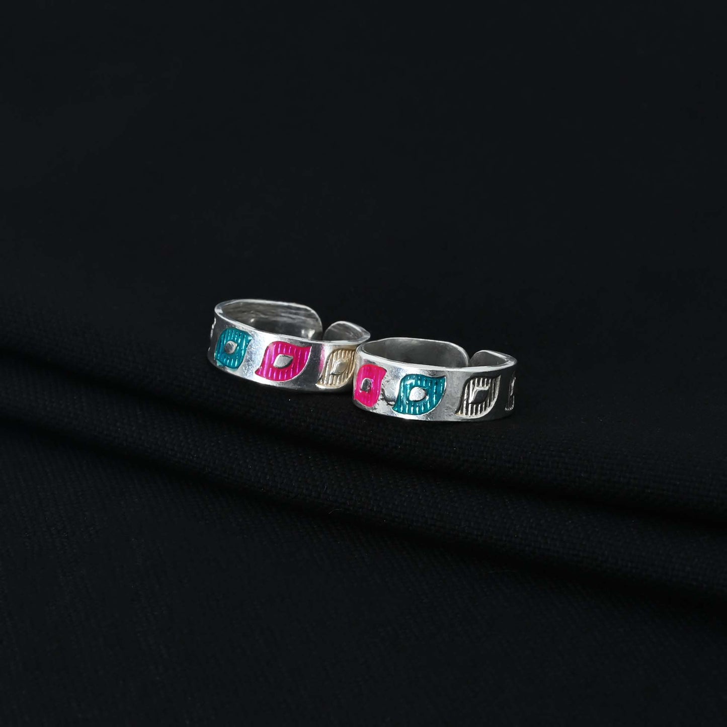 Stylish silver Bichhiya adorned with a colorful leaf design, ideal for feminine wear