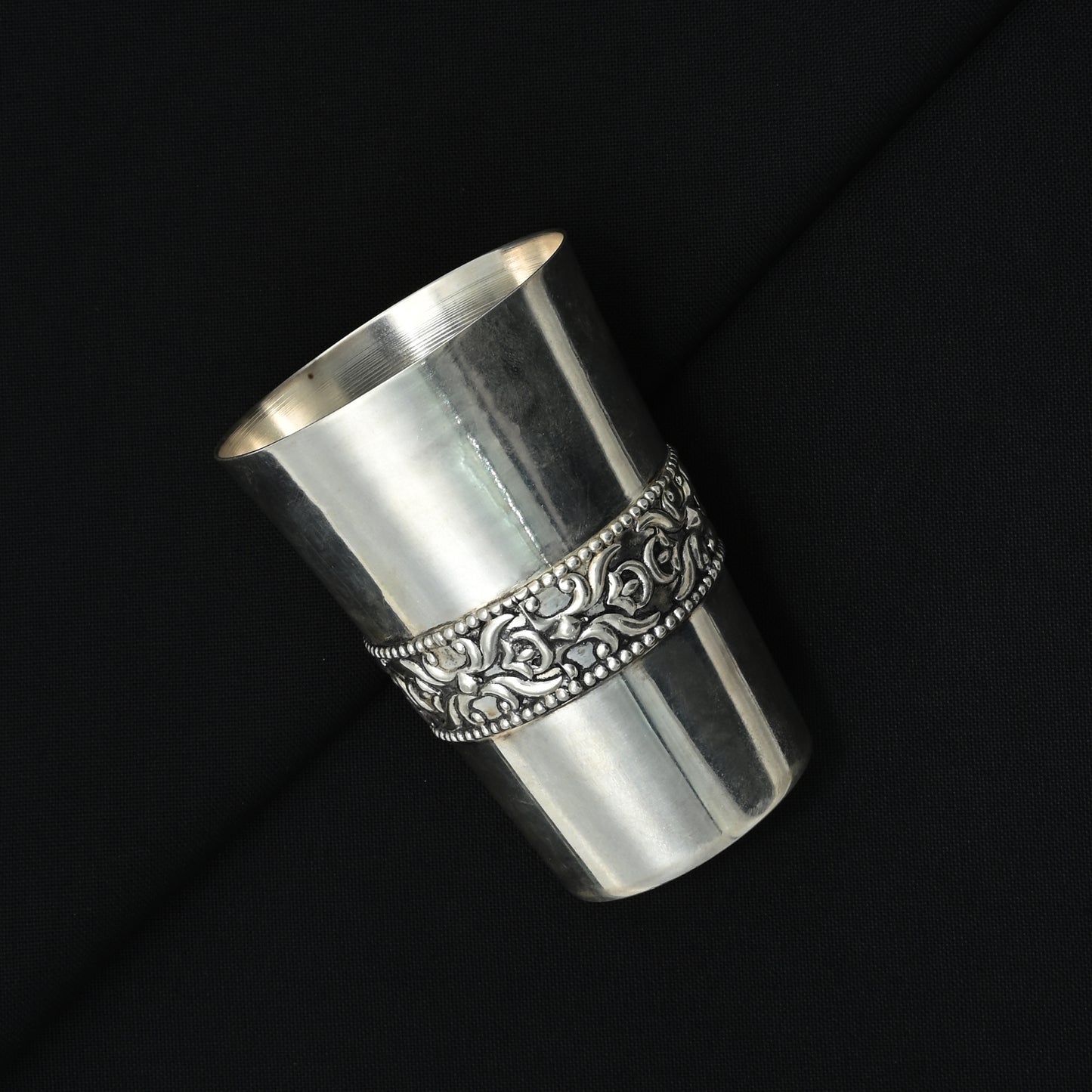 Exquisite silver-coated design glass, ideal for special occasions and enhancing your dining experience.