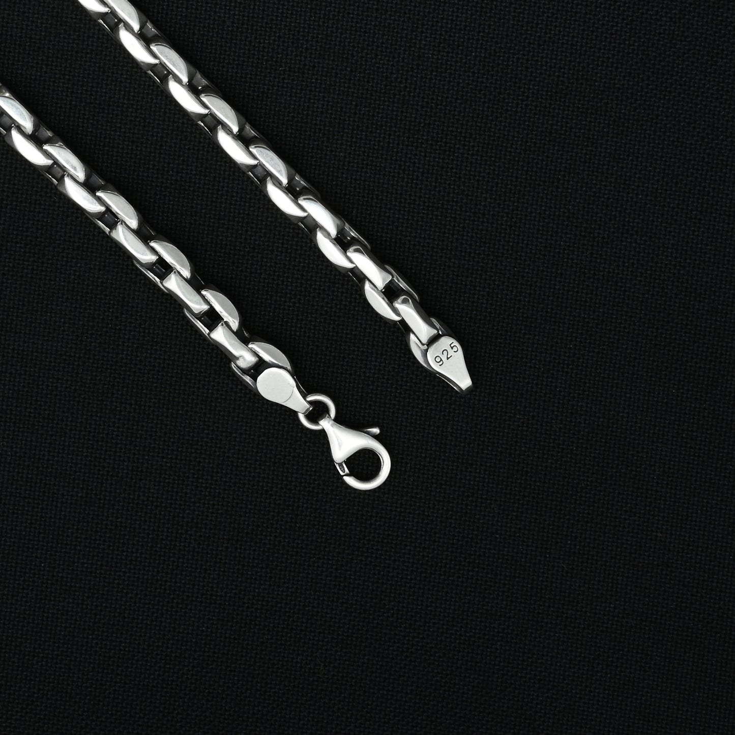 Elegant silver chain for boys with a smooth unity link pattern