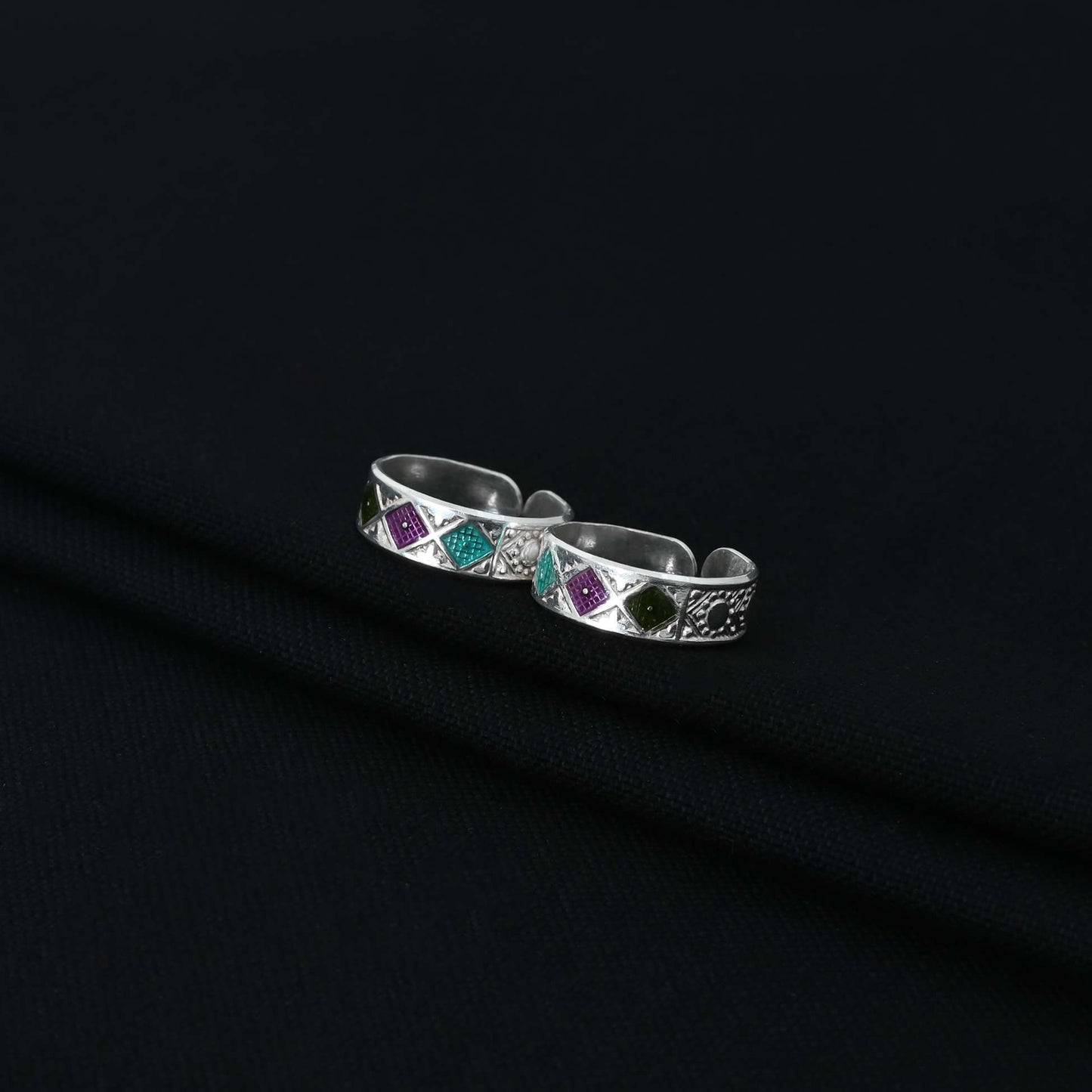 Stylish silver Bichhiya adorned with a colorful square-shaped design, ideal for girls