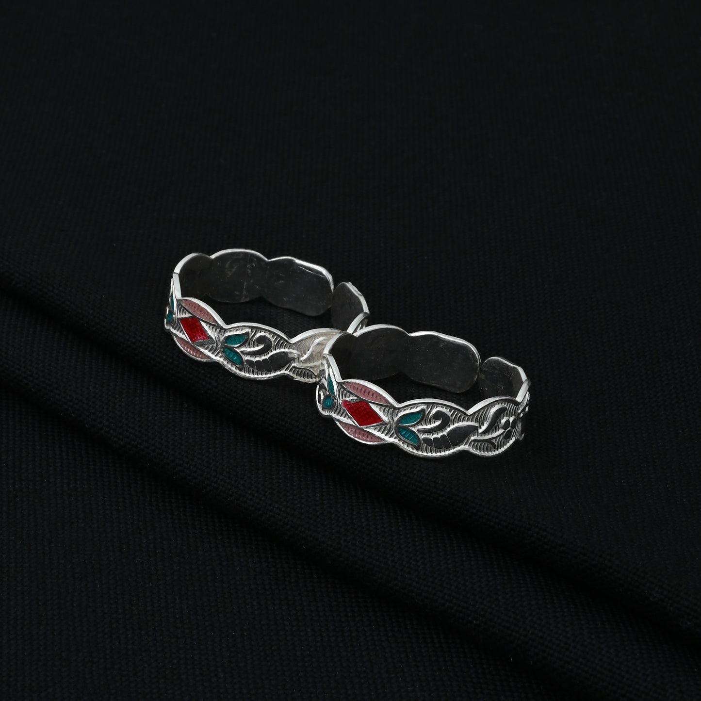 Handcrafted silver Shashy toe rings with a trendy design, perfect for a fashionable appearance
