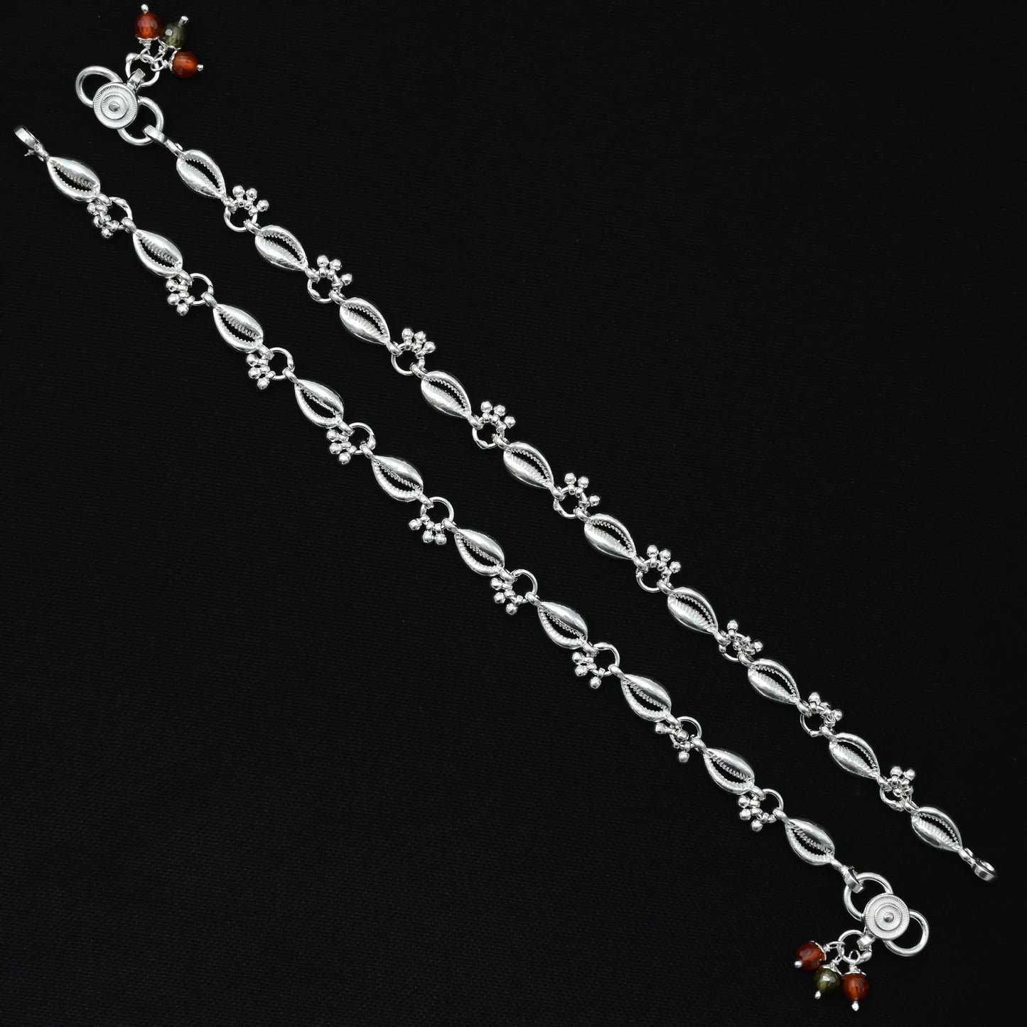 Charming silver payal with a shell design, accented by small ghungroo for a classic look.