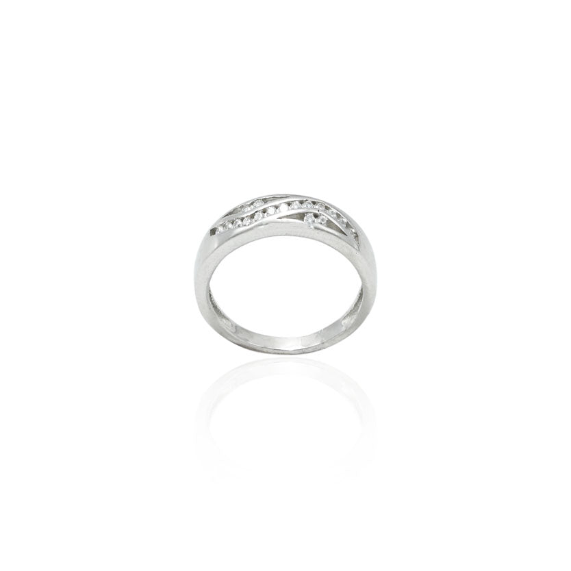 Close-up of a silver ring with small, sparkling gems, perfect for a refined and modern look