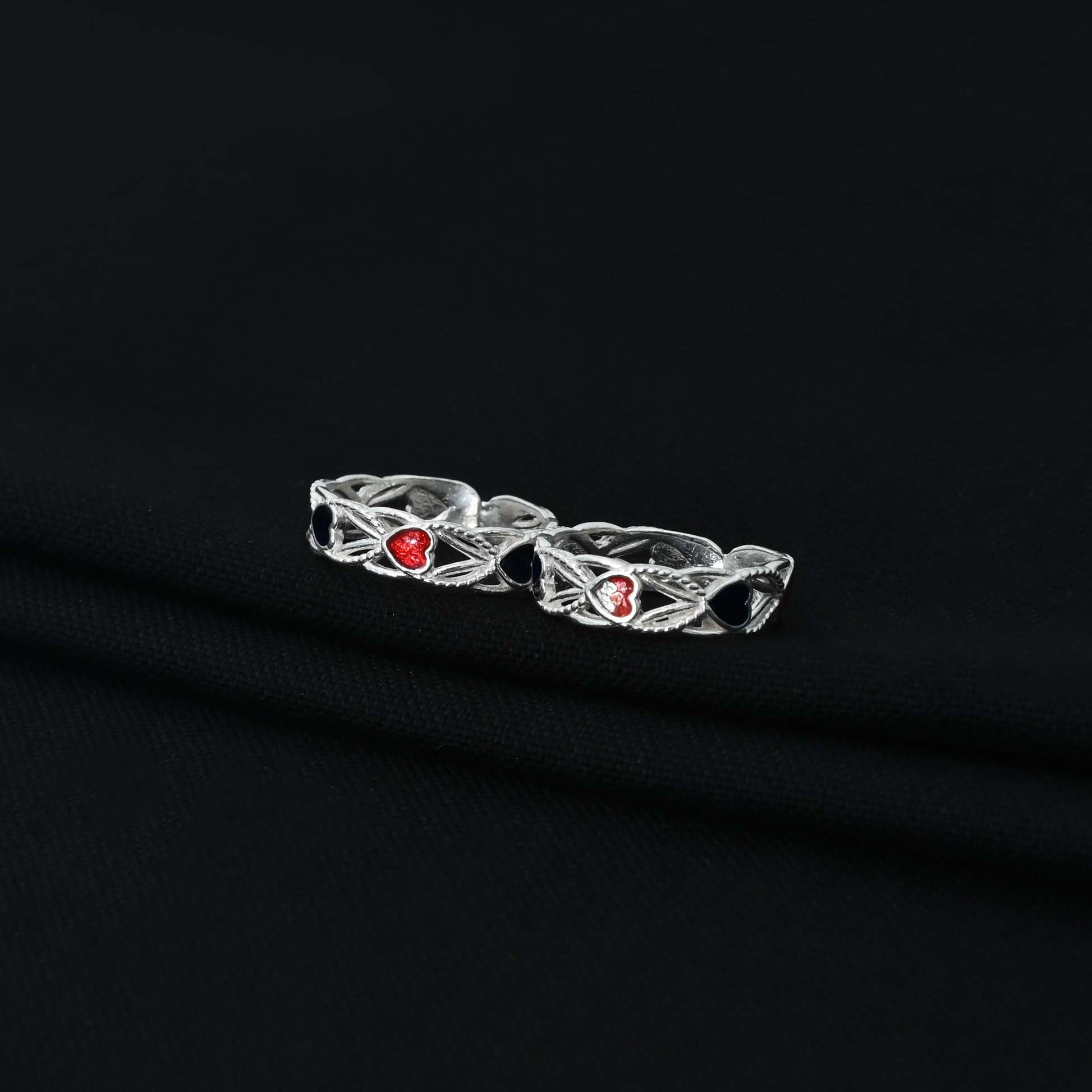 Stylish silver Bichhiya adorned with red and green heart-shaped gemstones, ideal for feminine wear