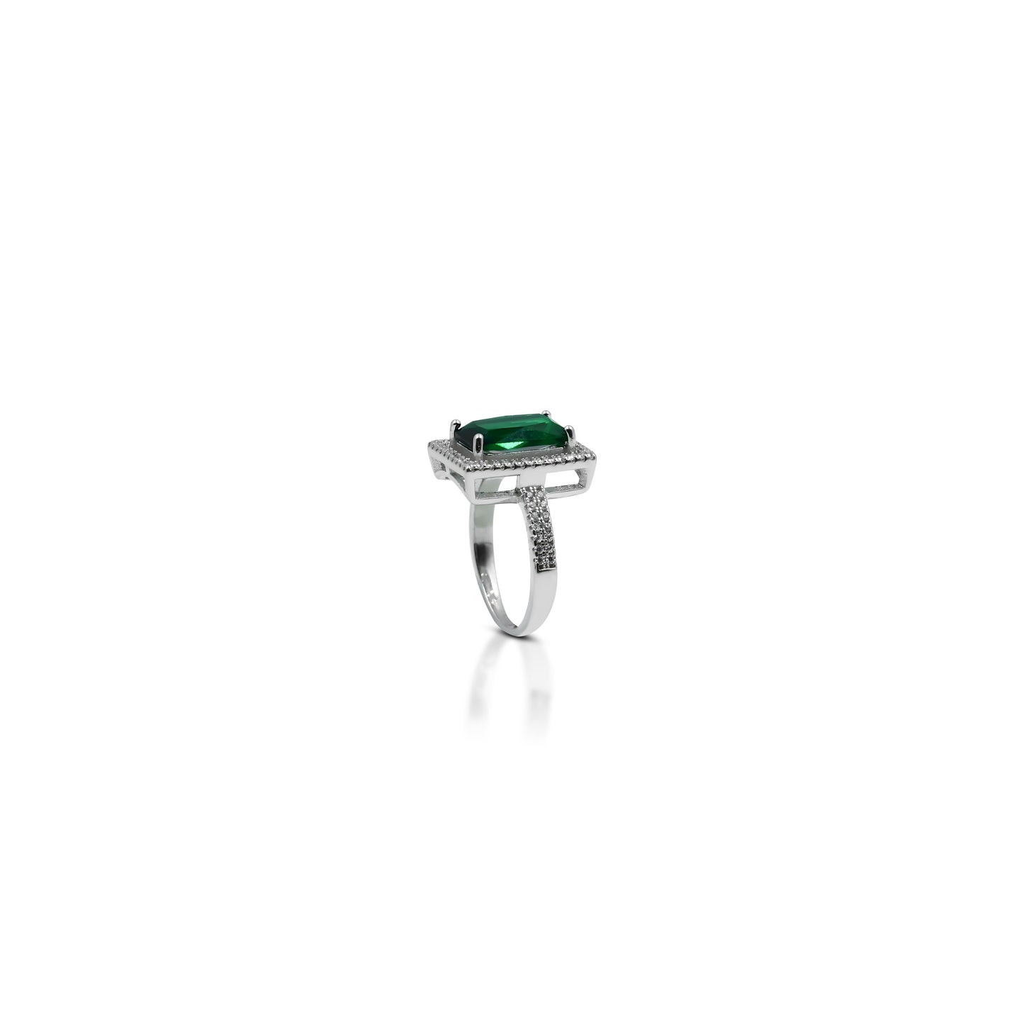 Chic silver ring adorned with emerald green stone.