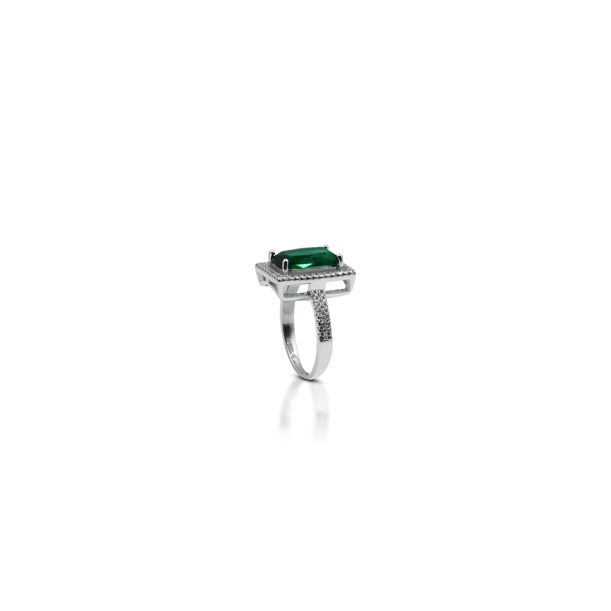 Chic silver ring adorned with emerald green stone.